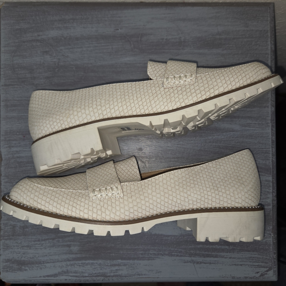 Dolce Vita Elegant Textured Cream Loafers Size 9 (SQ2)
